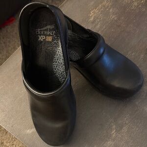 Dansko XP 2.0 Black Leather Clogs